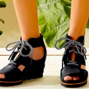 SOREL wedge sandals in black. Size 7